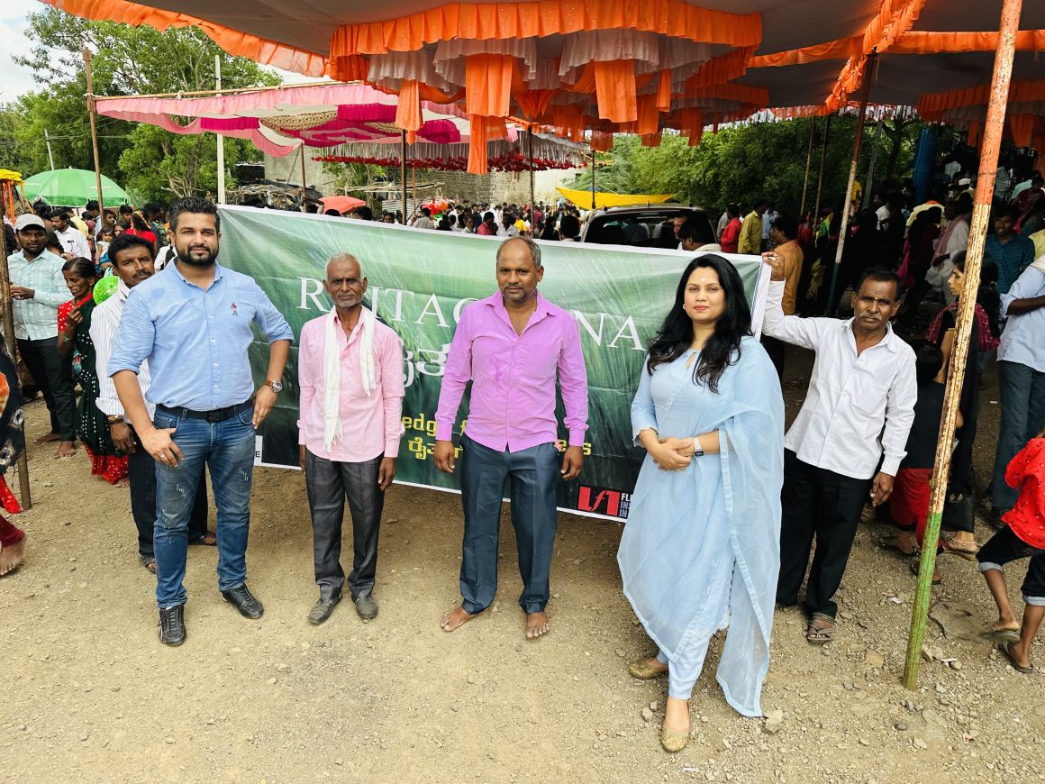 Raitagyana with farmers in Karnataka, India